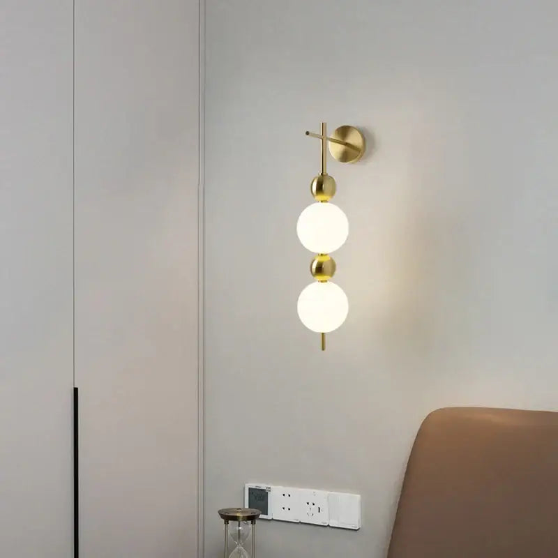 Applique murale moderne dorée pour chambre avec 3 boules