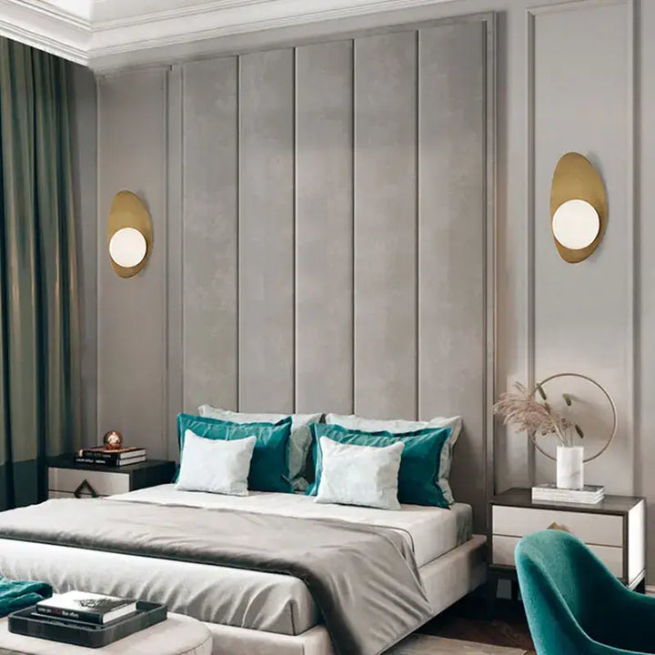 Applique Murale Ovale Dorée Avec Une Boule Blanche