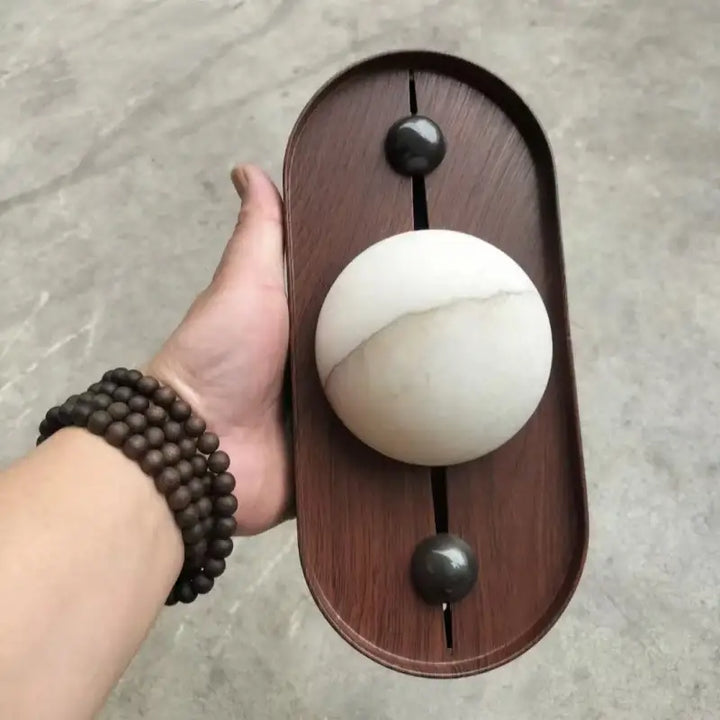 Applique Murale Ovale En Bois Foncé Avec Boule Blanche