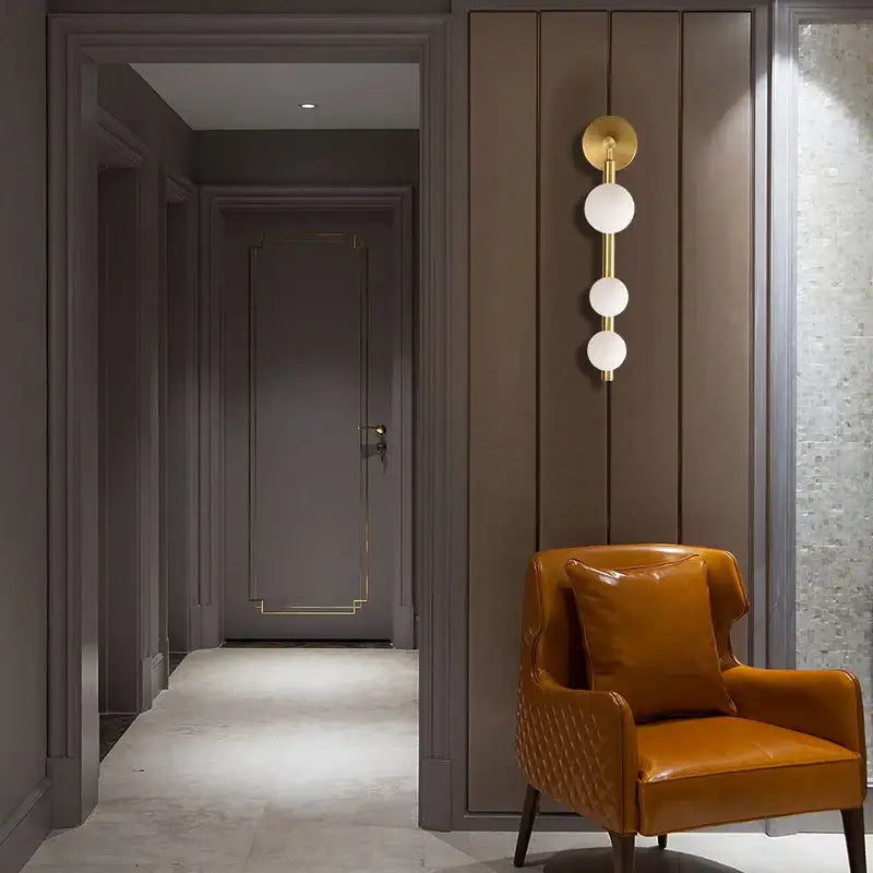 Applique murale verticale trois boules opalines dorée