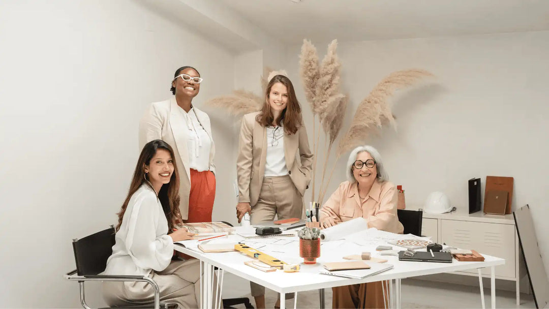 Groupe divers de femmes en tenue d'affaires.
