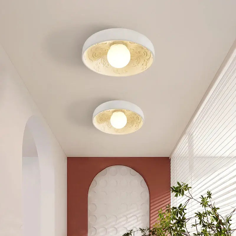 Plafonnier Design Sculptural Rond Blanc Relief Floral Élégant