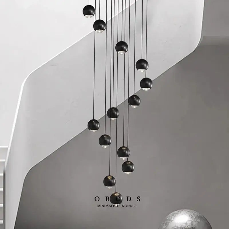 Suspension Cascade Moderne Boules Noires Pour Escalier