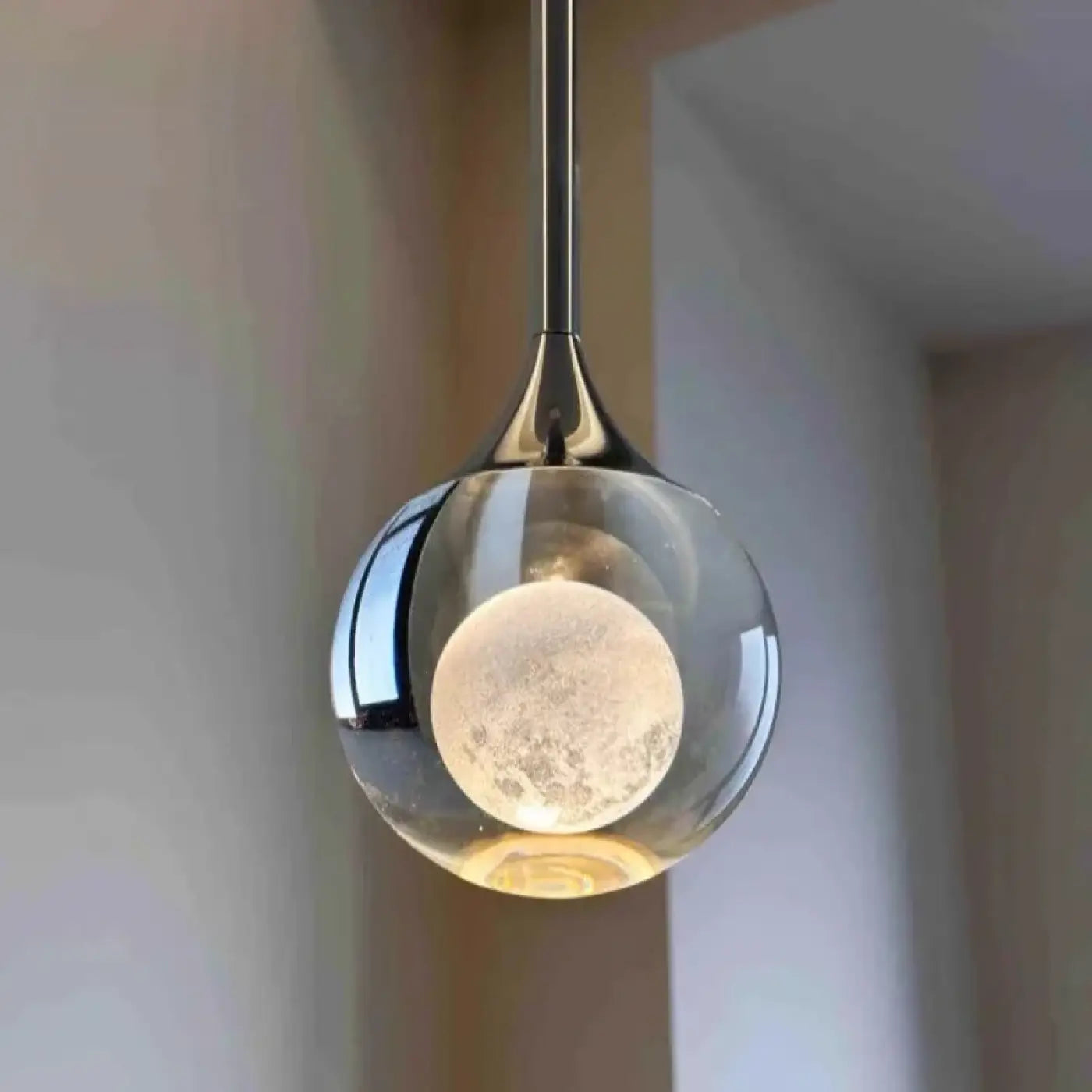 Suspension en verre opalin blanc et acajou blon