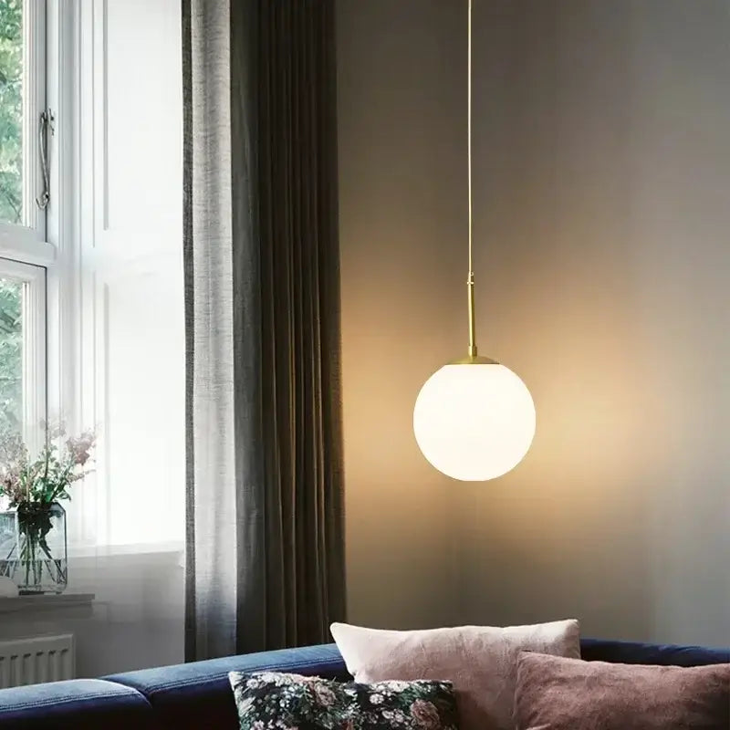 Suspension luminaire boule blanche avec long câble pour intérieur