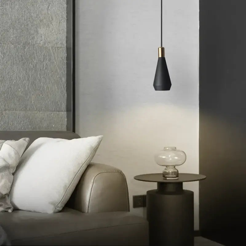 Suspension luminaire conique disponible en blanc et noir