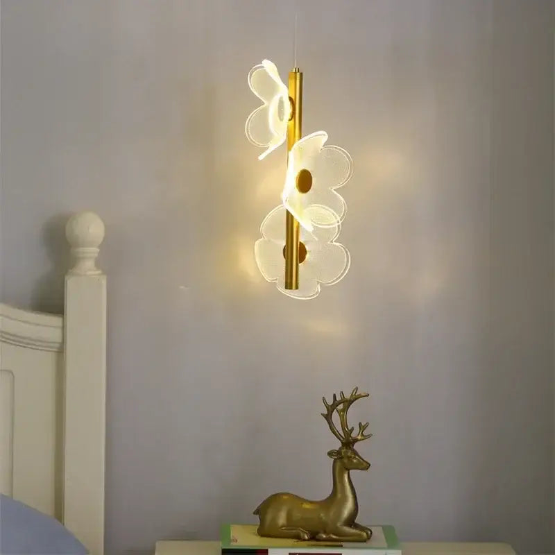 Suspension luminaire dorée avec 3 fleurs blanches en LED