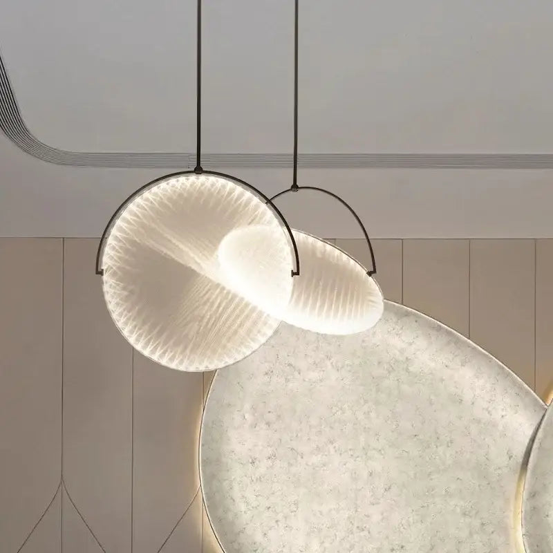 Suspension luminaire moderne design sculptural cercle noir