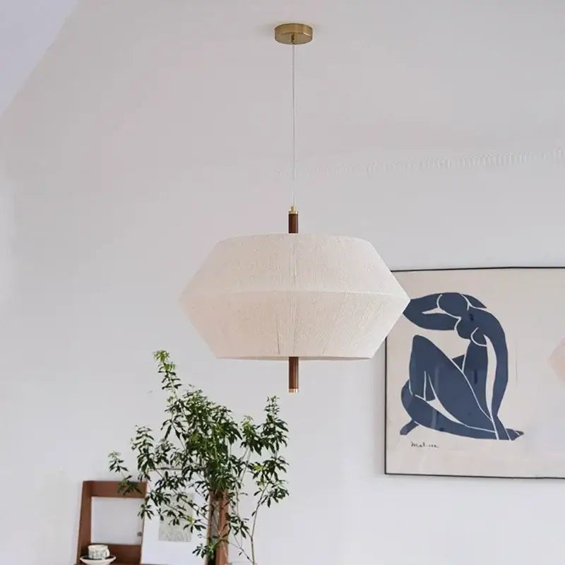 Suspension moderne en lin beige et blanc avec détails en bois