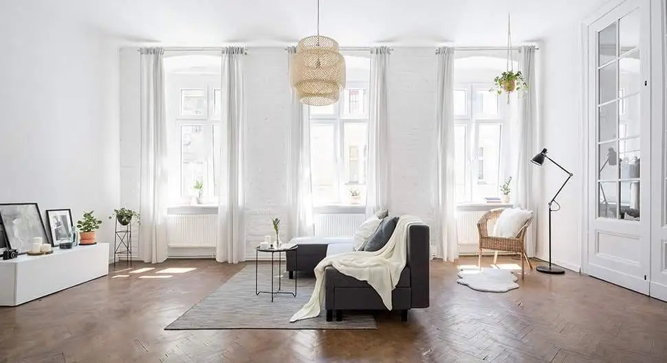 Canapé sectionnel gris foncé avec couverture crème et sources lumineuses