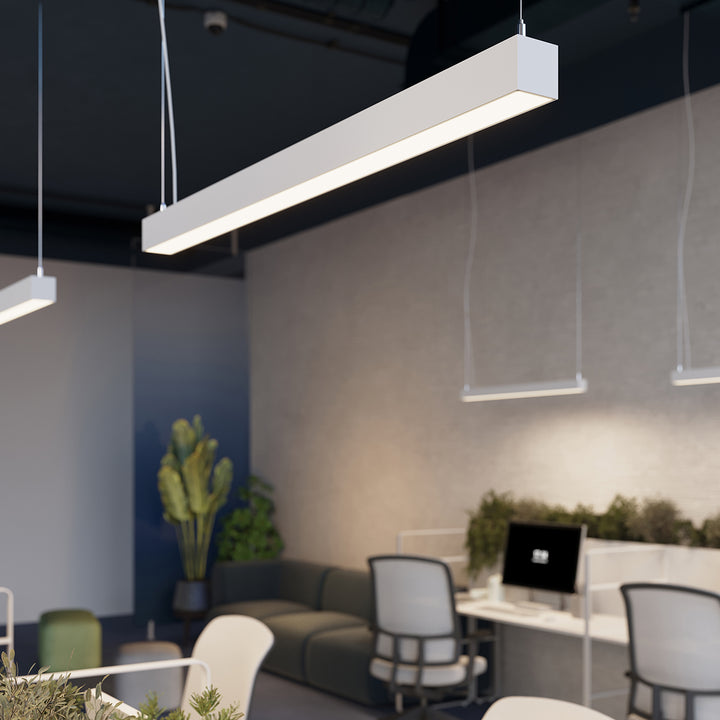 Suspension linéaire PINNE blanc dans un espace de bureau