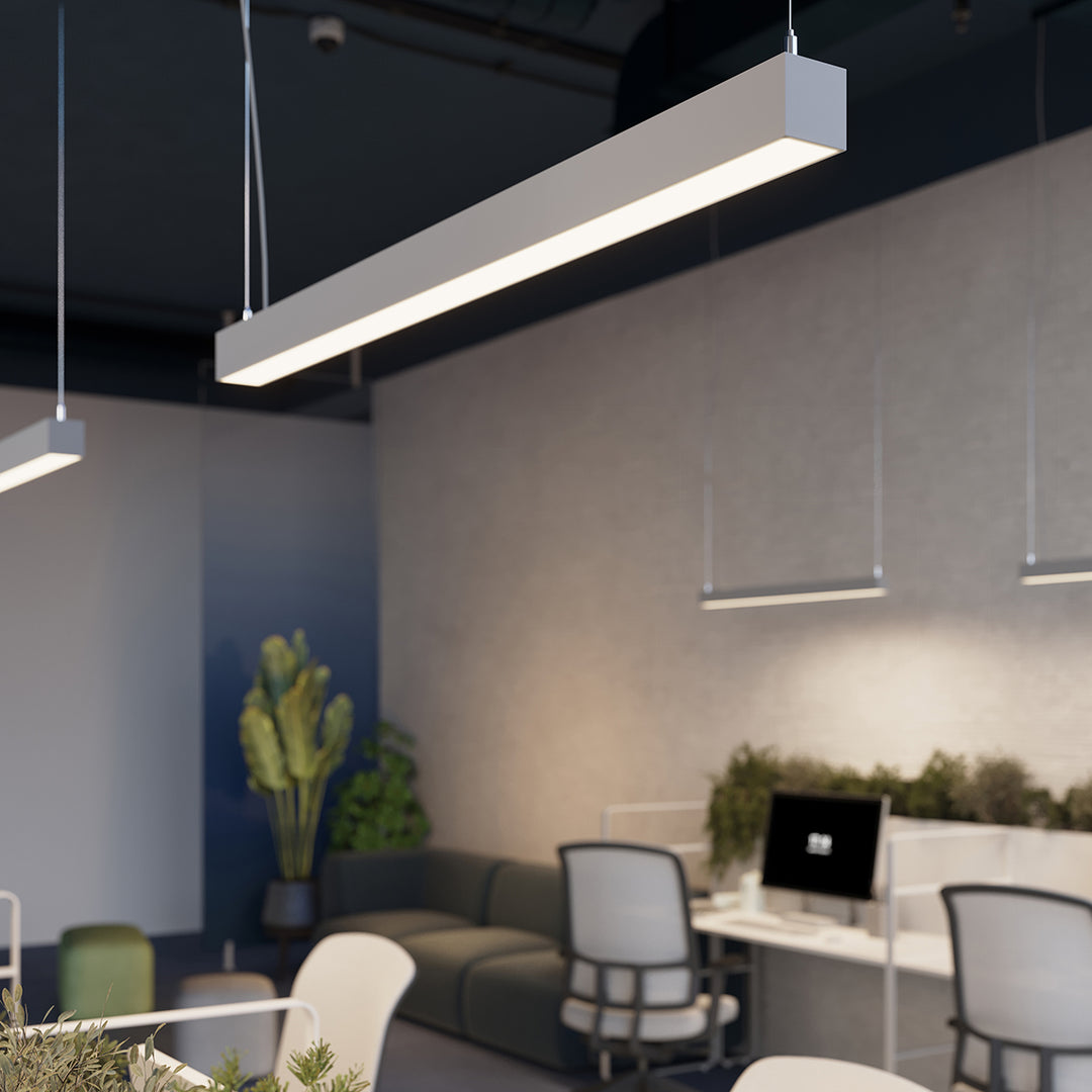 Suspension linéaire PINNE gris dans un espace de bureau