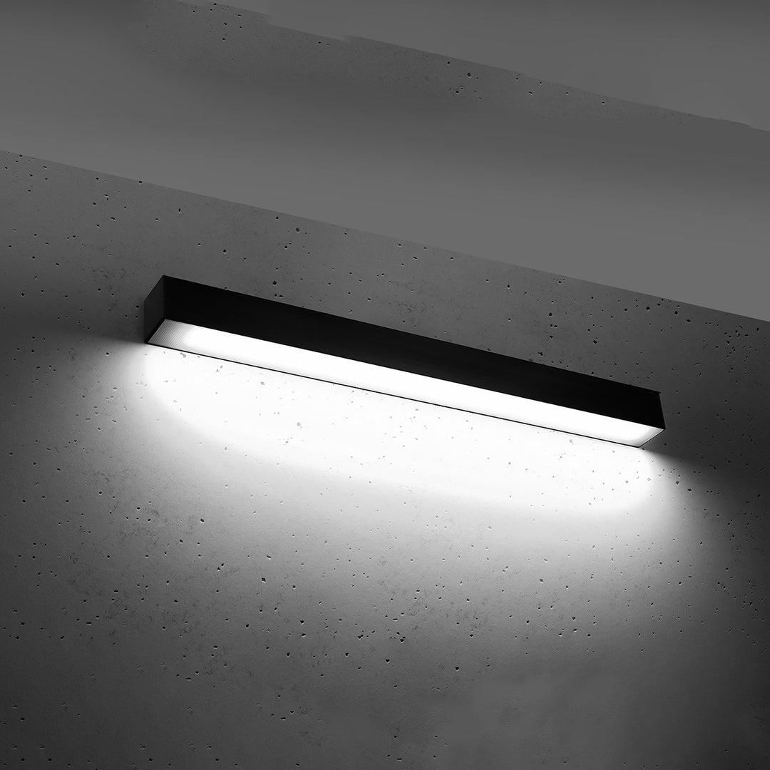 Applique murale linéaire PINNE noir allumée, lumière vers le bas