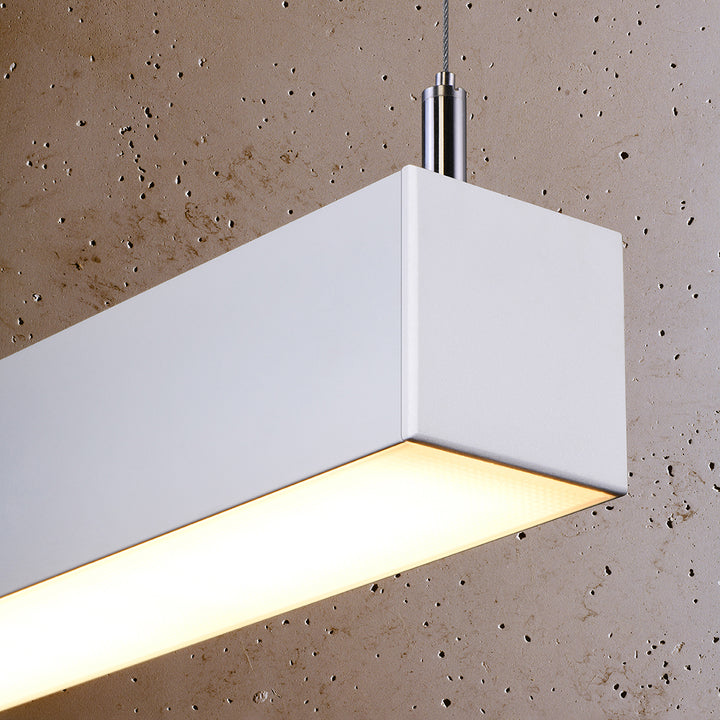 Suspension linéaire PINNE blanc allumée, détail du diffuseur opale