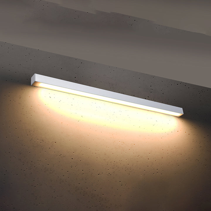 Applique murale linéaire PINNE blanc allumée, lumière vers le bas