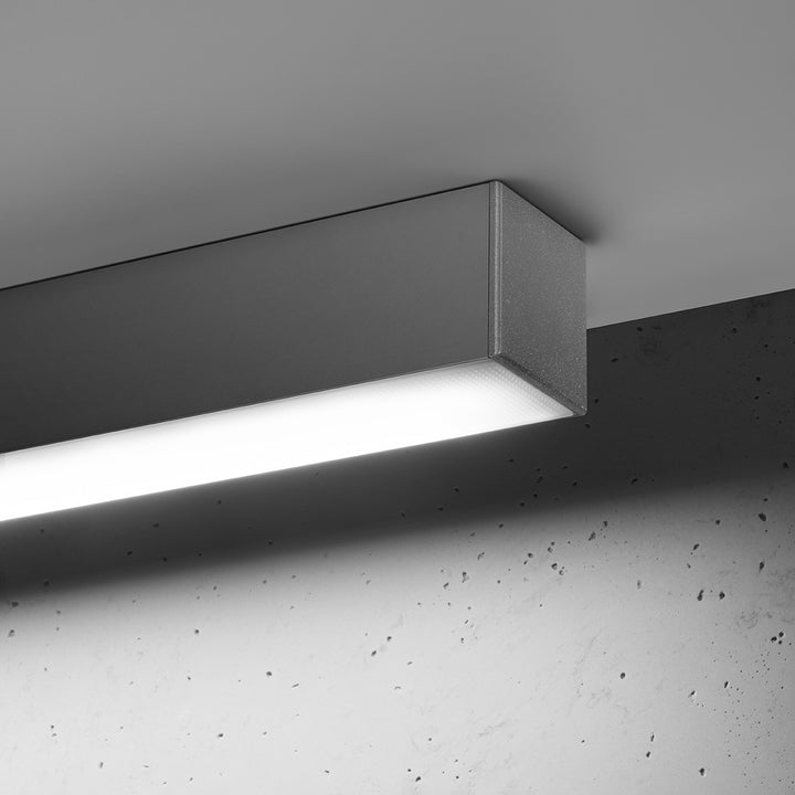 Plafonnier linéaire PINNE gris allumée, détail du diffuseur opale