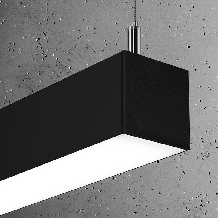 Suspension linéaire PINNE noir allumée, détail du diffuseur opale