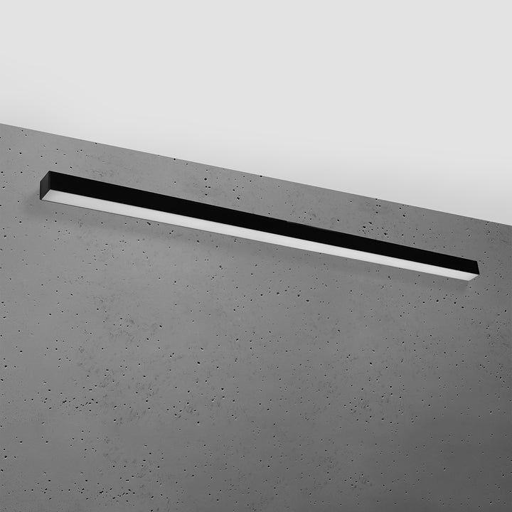 Applique murale linéaire PINNE noir éteinte, posée au mur