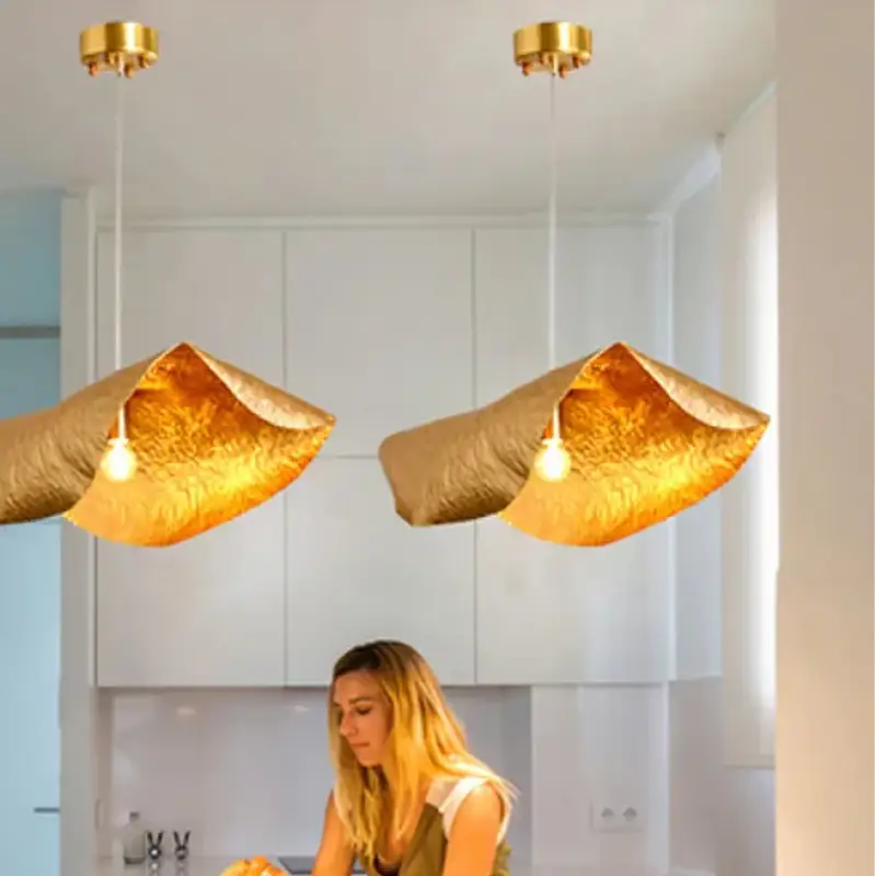 Suspension luminaire en bronze avec bords repliés raffiné