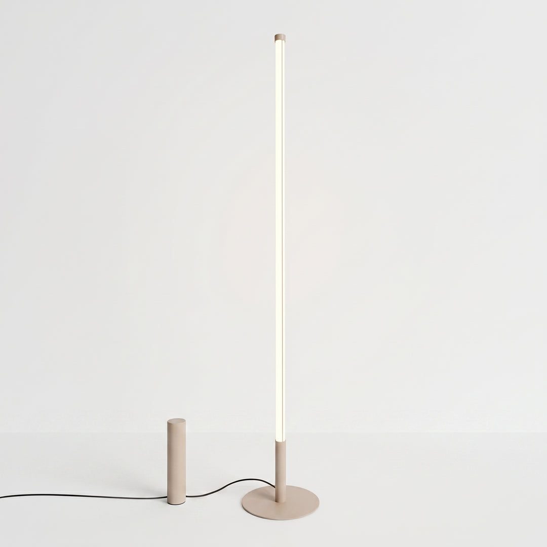 Lampadaire TRANG taupe allumée, tube lumineux