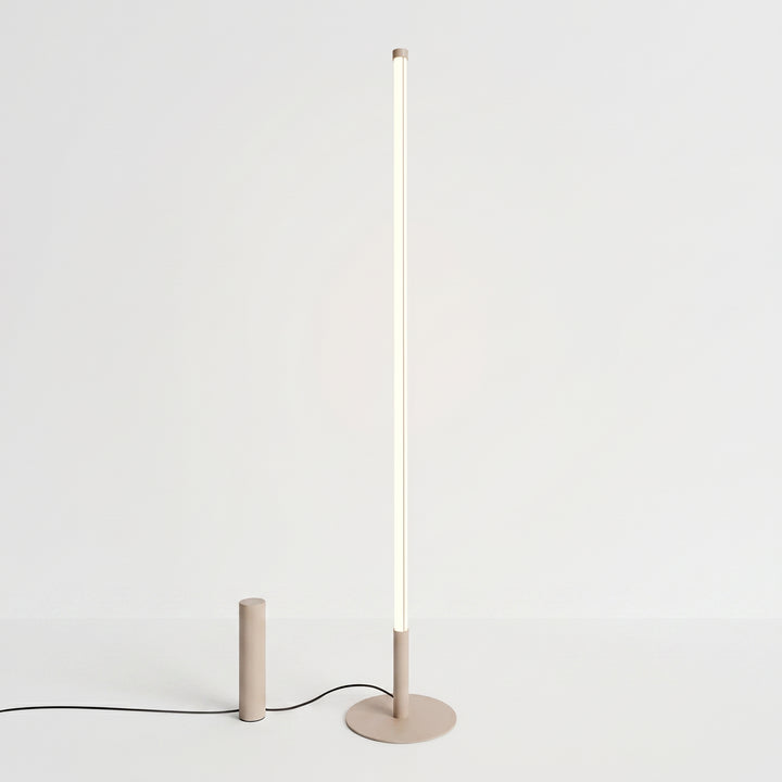 Lampadaire TRANG taupe allumée, tube lumineux