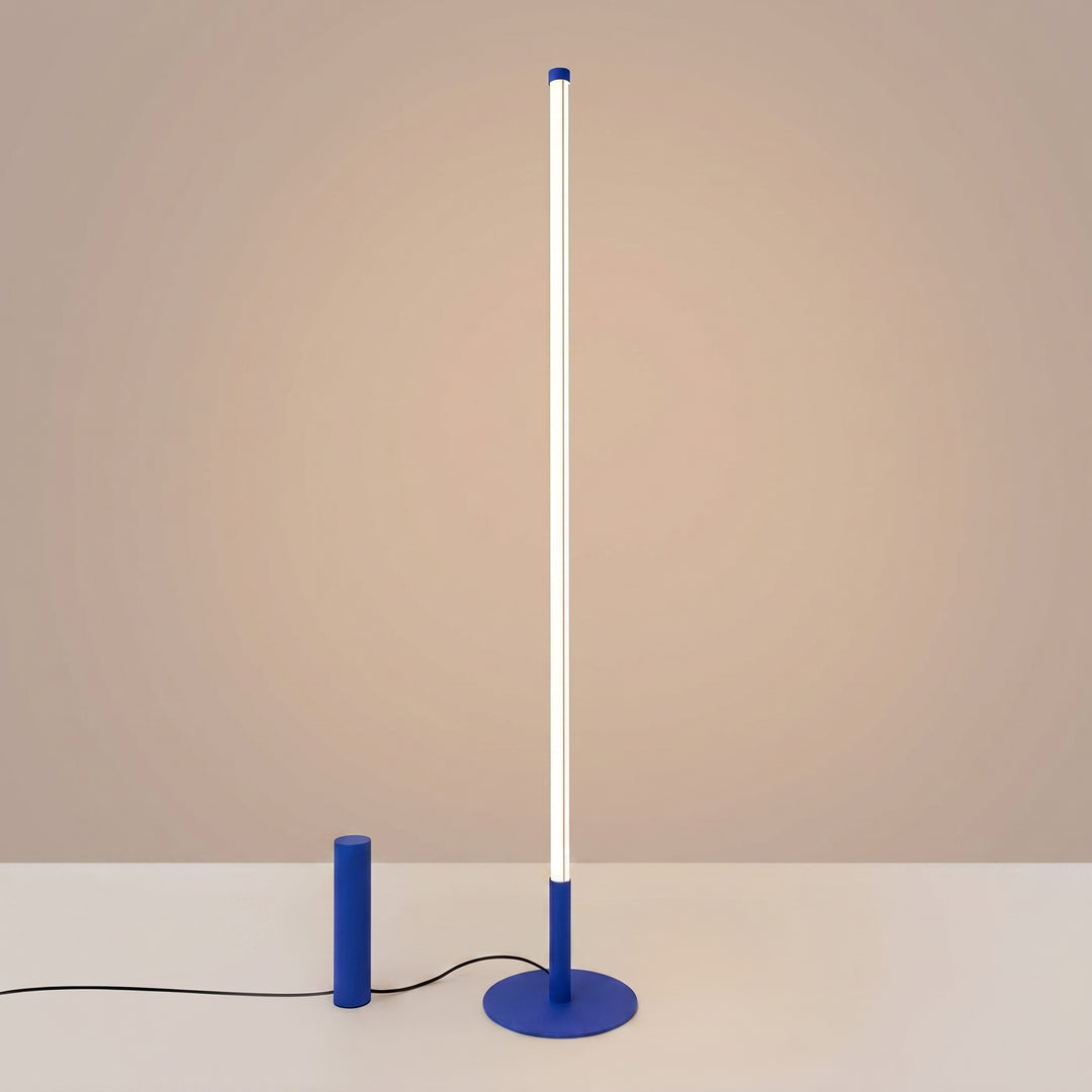 Lampadaire TRANG outremer allumée, tube lumineux