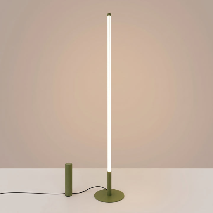 Lampadaire TRANG vert olive allumée, tube lumineux