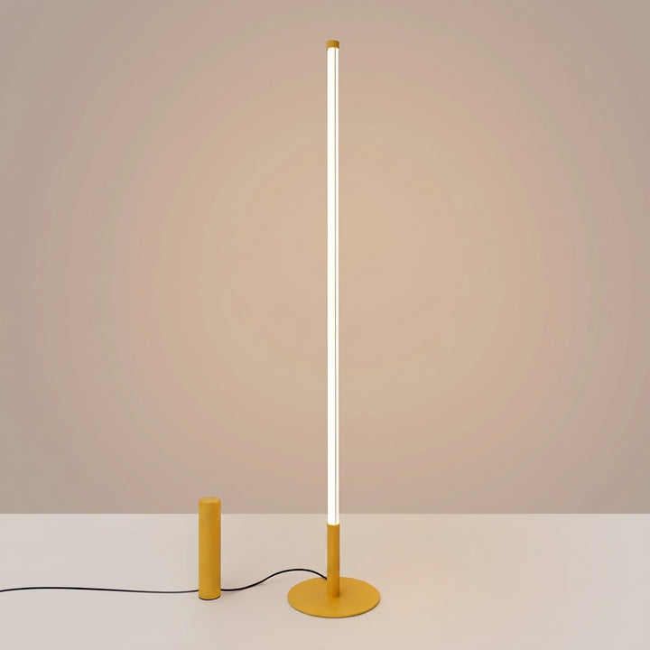 Lampadaire TRANG jaune allumée, tube lumineux