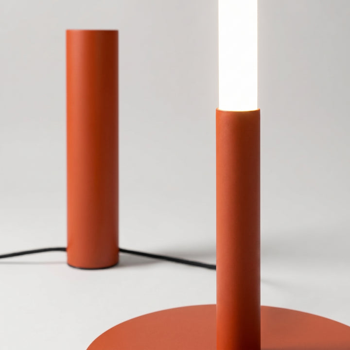 Lampadaire TRANG ocre rouge détail du pied