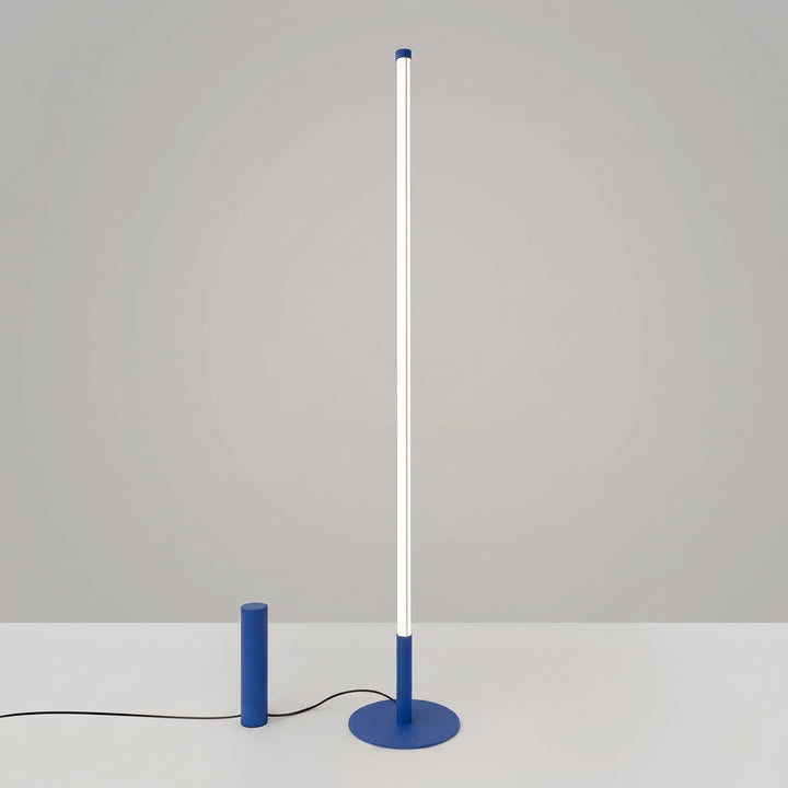 Lampadaire TRANG outremer allumée, tube lumineux