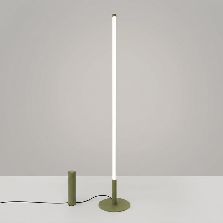 Lampadaire TRANG vert olive allumée, tube lumineux