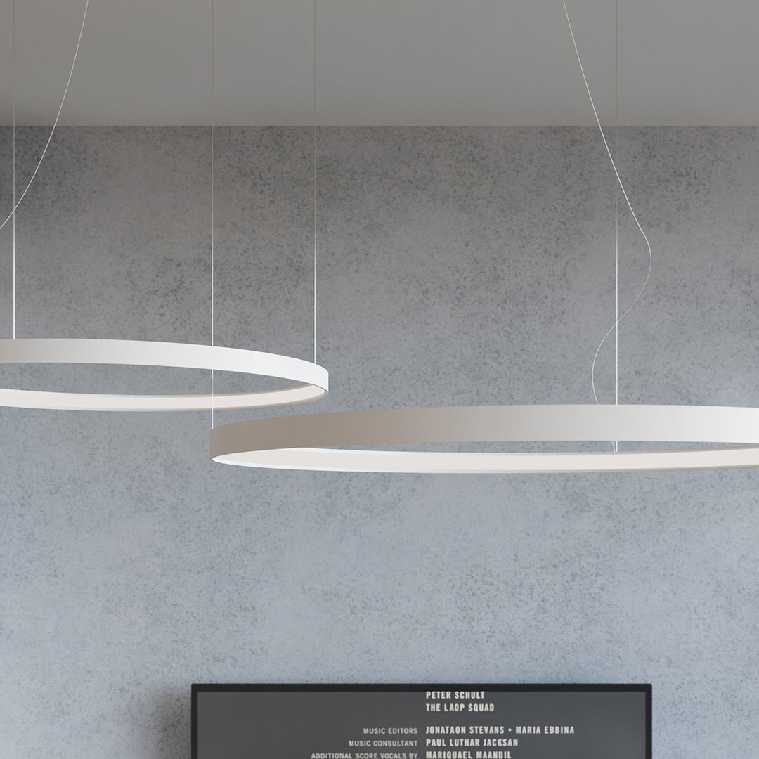 Lustre anneau RIO blanc au-dessus d'une table