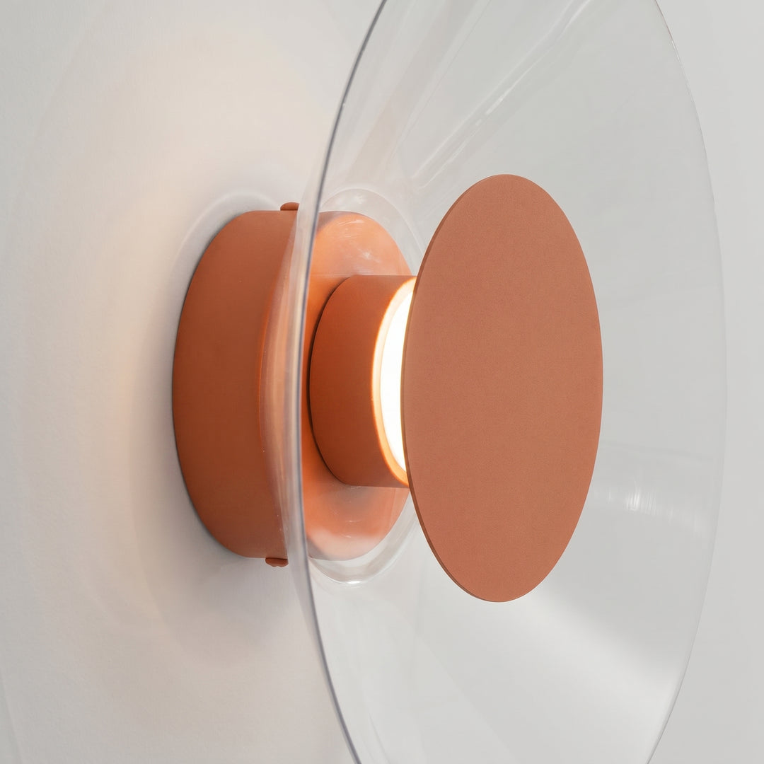 Applique murale ASTRO ocre rouge vue de profil, disque transparent