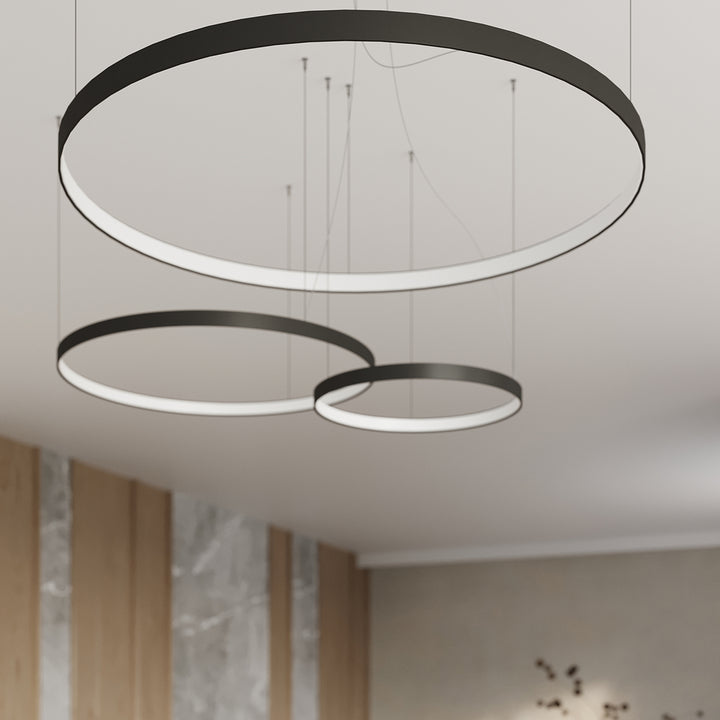 Lustre anneau RIO noir dans un salon