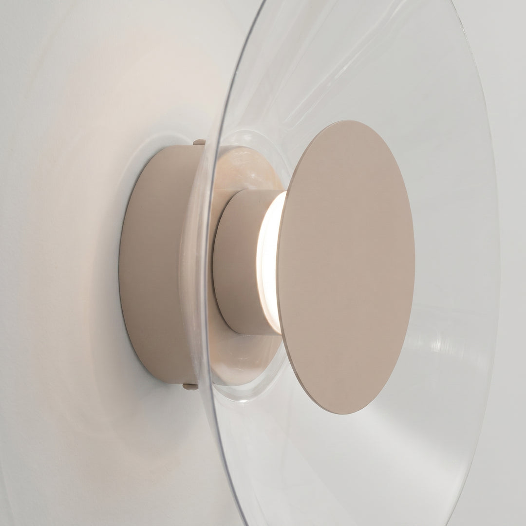 Applique murale ASTRO taupe vue de profil, disque transparent