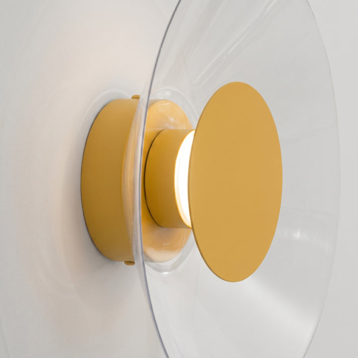 Applique murale ASTRO jaune vue de profil, disque transparent