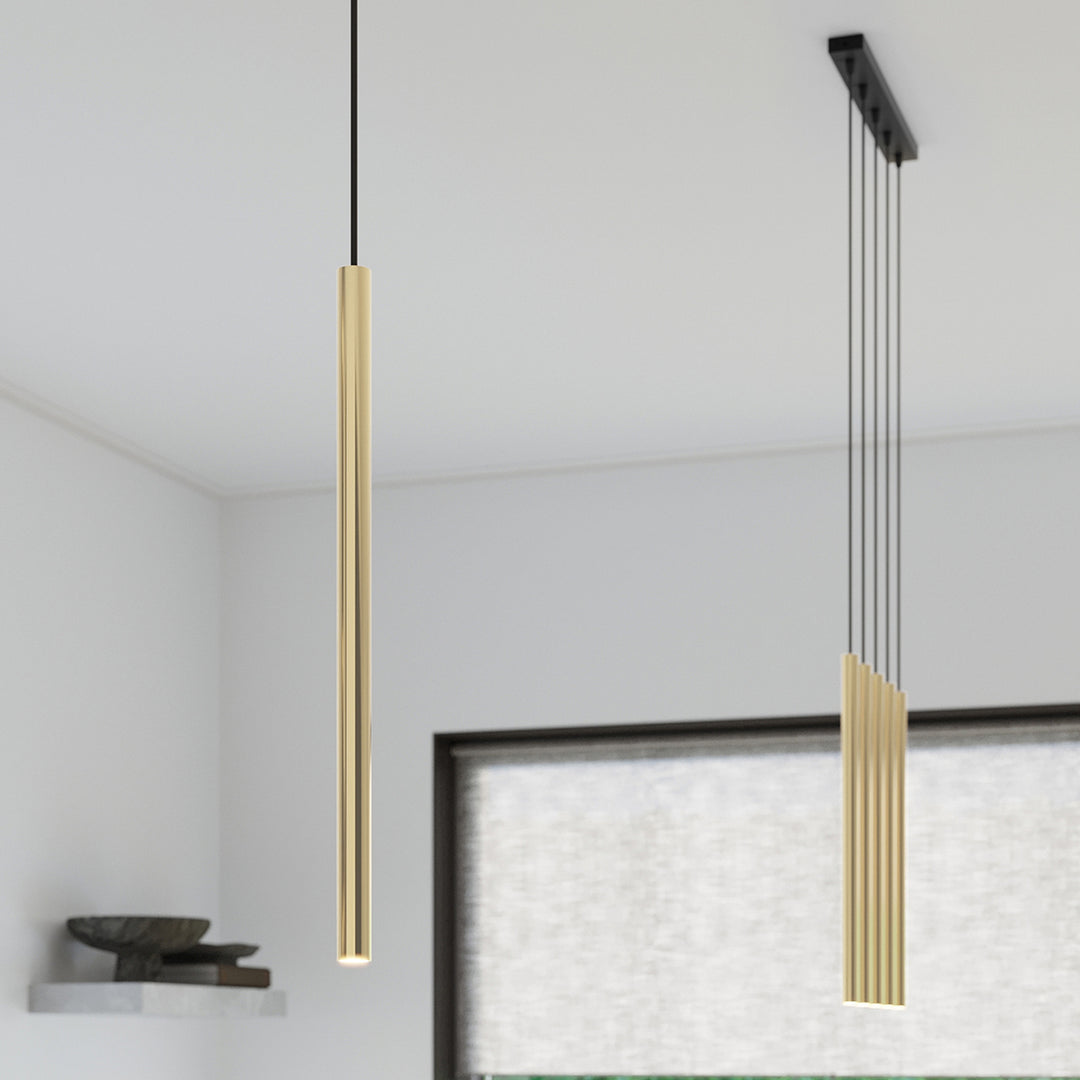 Suspensions tubes fins or poli dans un intérieur contemporain