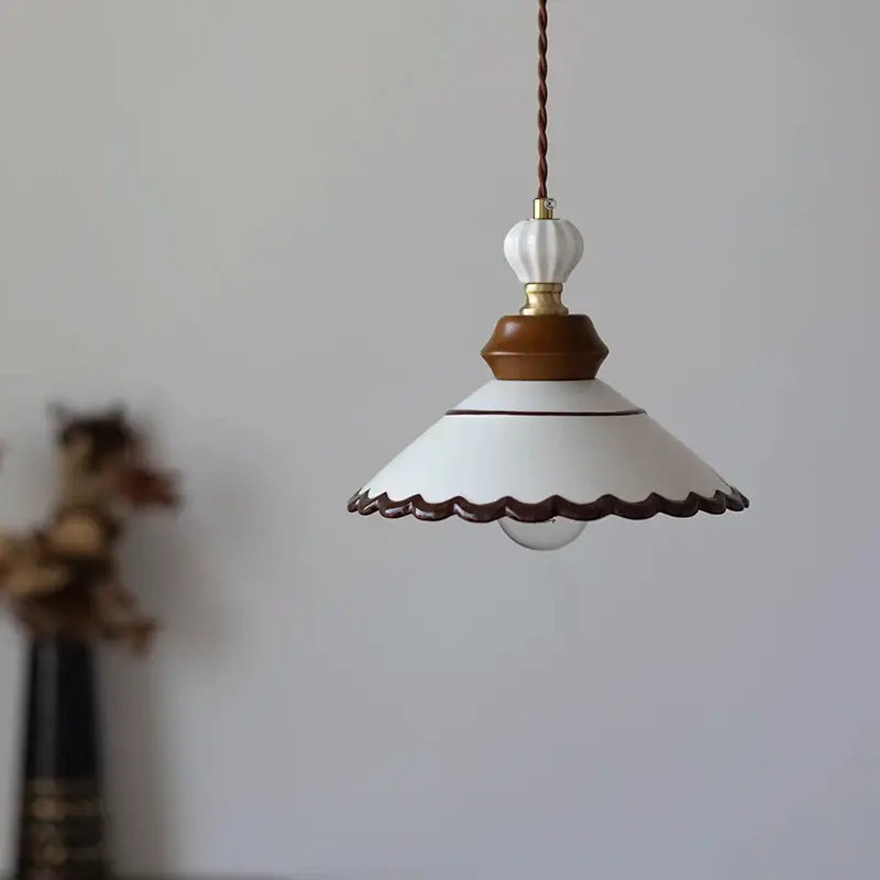 Suspension céramique et bois avec abat‑jour élégant