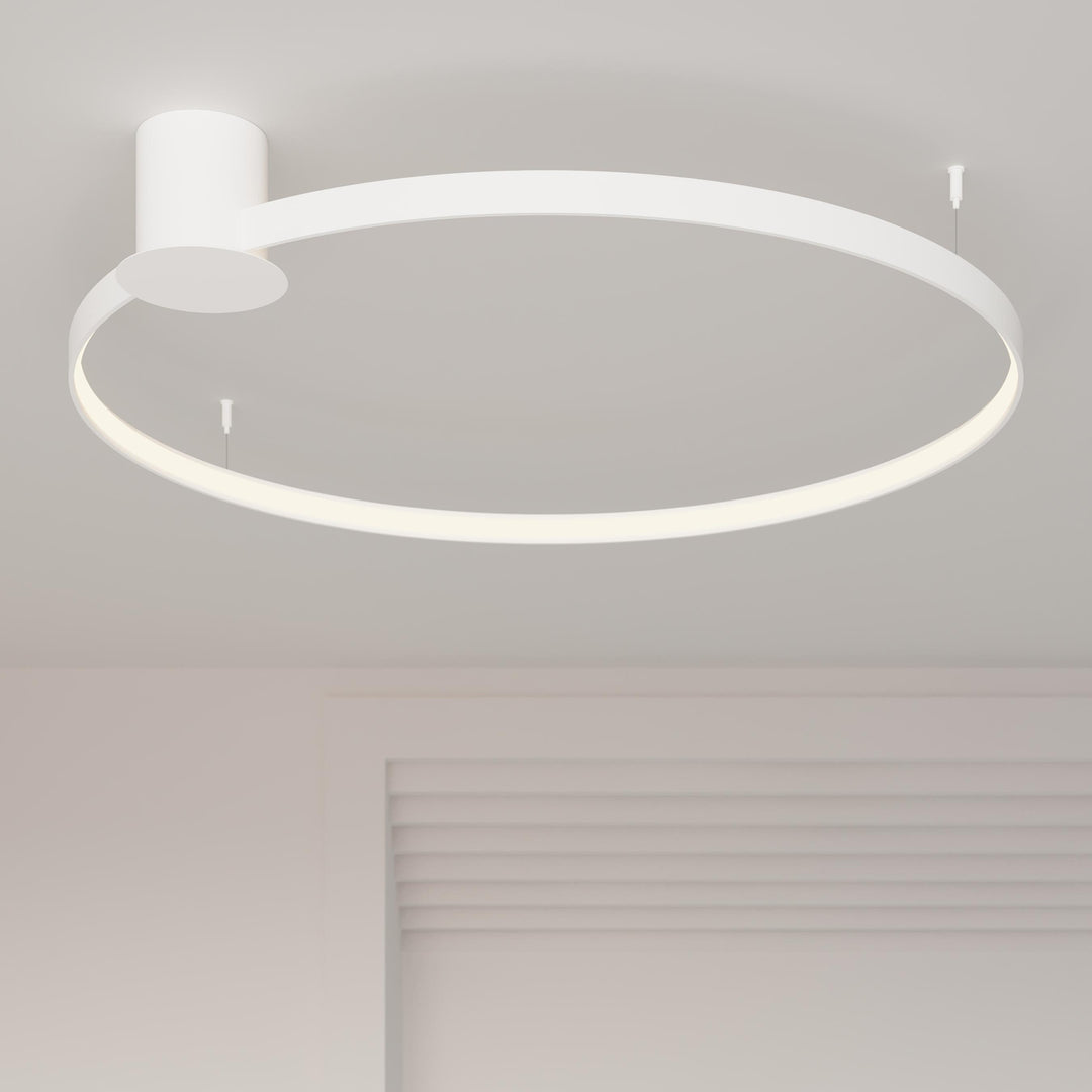 Plafonnier anneau RIO blanc dans un intérieur contemporain
