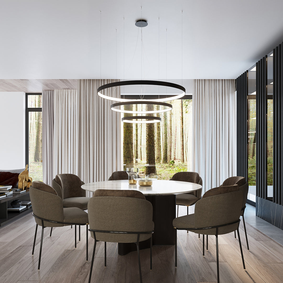 Lustre anneau RIO noir au-dessus d'une table