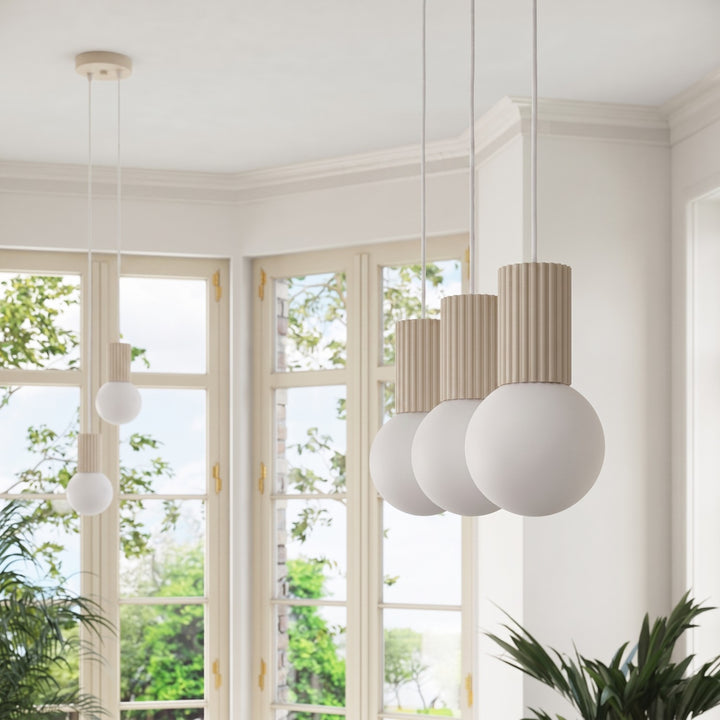 Suspension Luminaire beige allumée, vue rapprochée