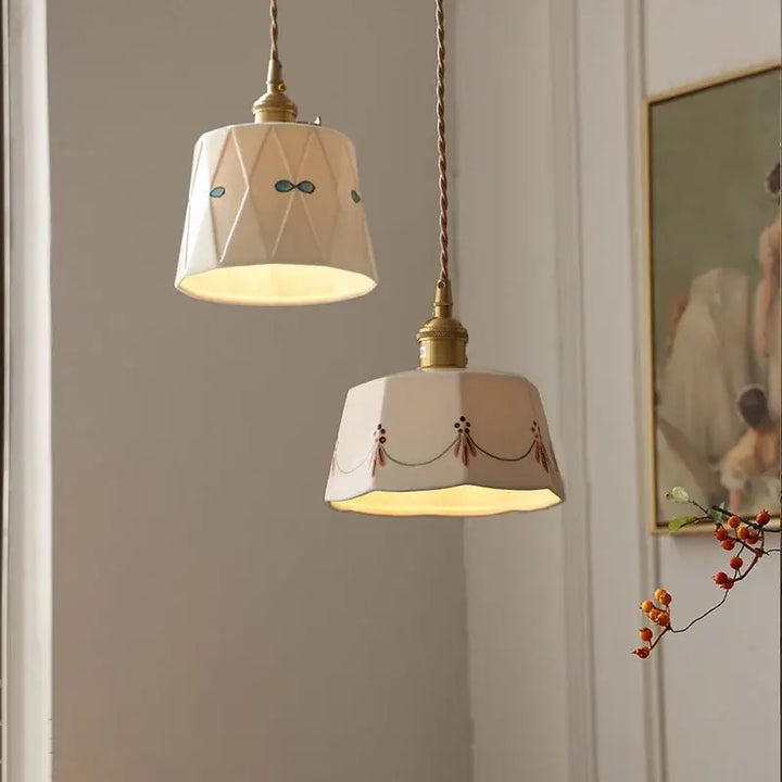Suspension luminaire en céramique avec finition dorée élégante