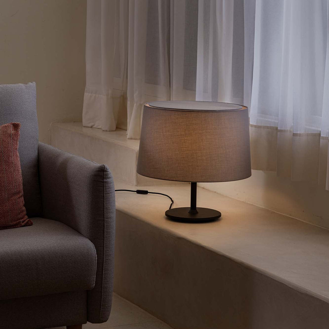 Lampe de table Windsor noire abat-jour gris de Faro Barcelona en situation