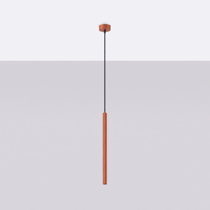 Suspension tube fin ocre rouge éteinte, vue rapprochée