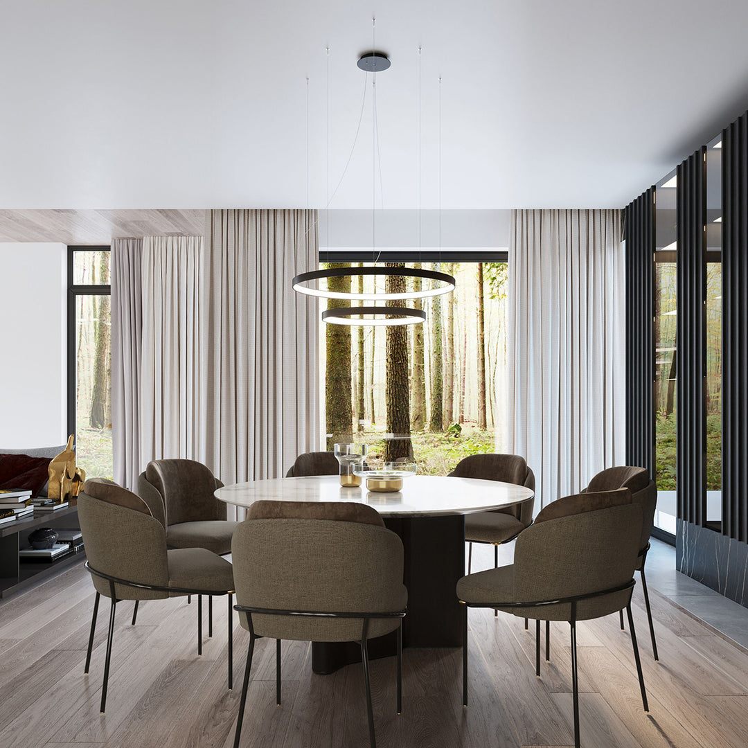 Lustre anneau RIO noir au-dessus d'une table