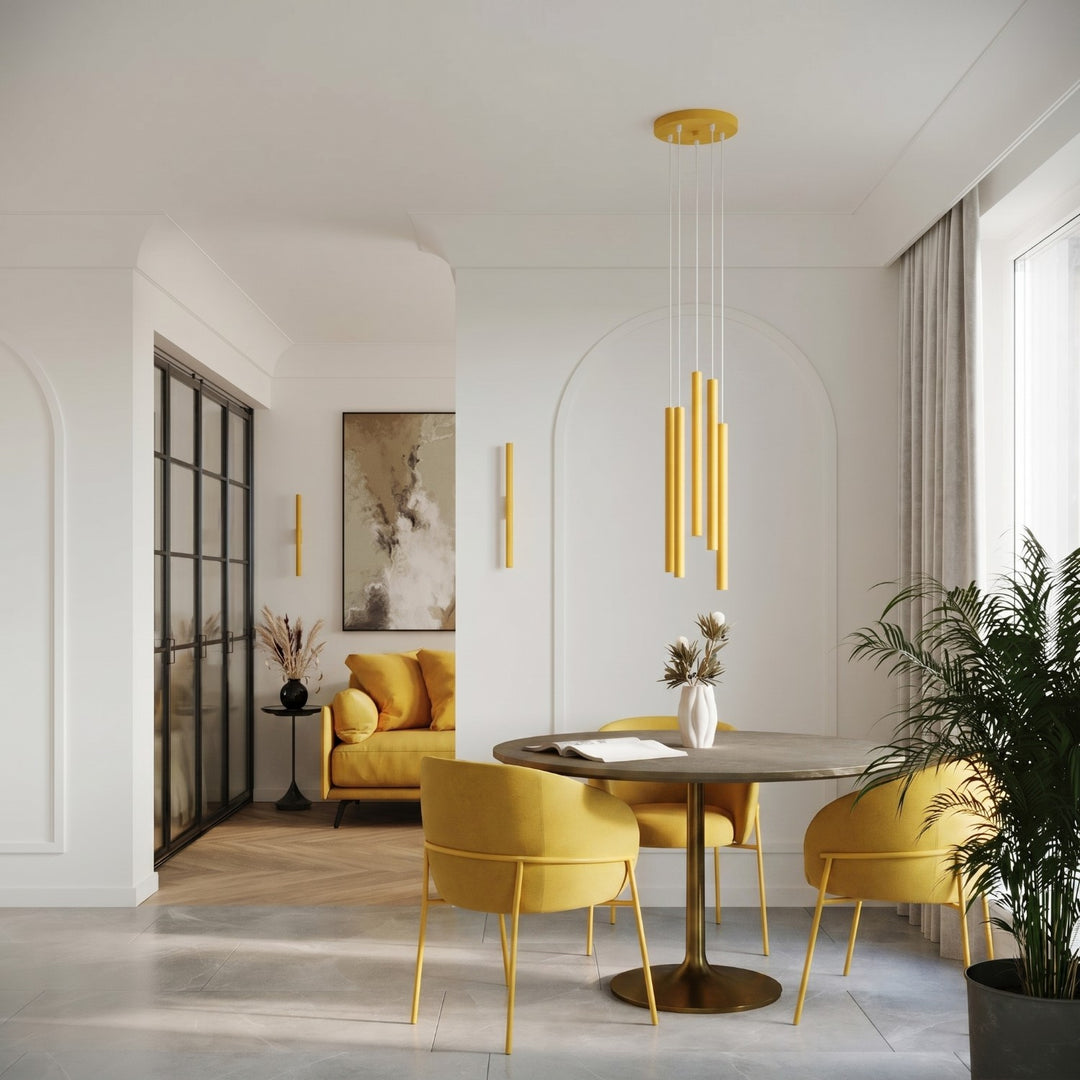 Suspensions tubes fins jaune dans un intérieur contemporain