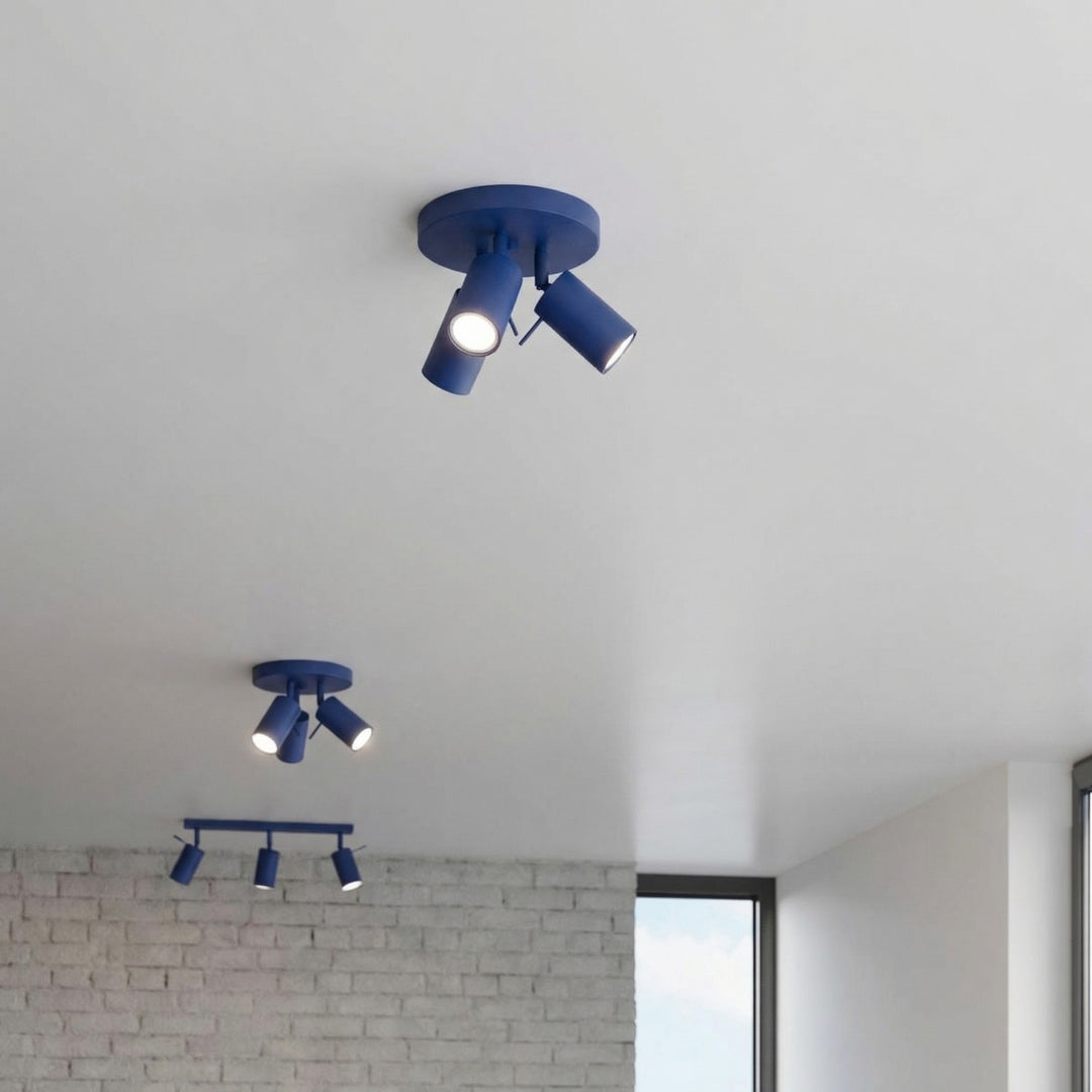 Luminaire Plafonnier outremer allumée, vue rapprochée