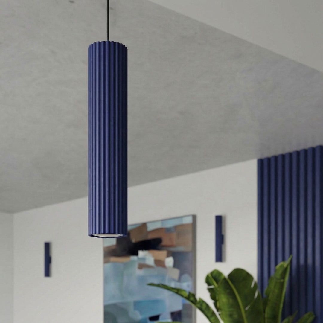 Luminaire Plafonnier outremer allumée, vue rapprochée