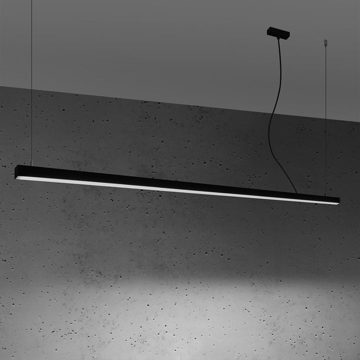 Suspension linéaire PINNE noir allumée, suspendue