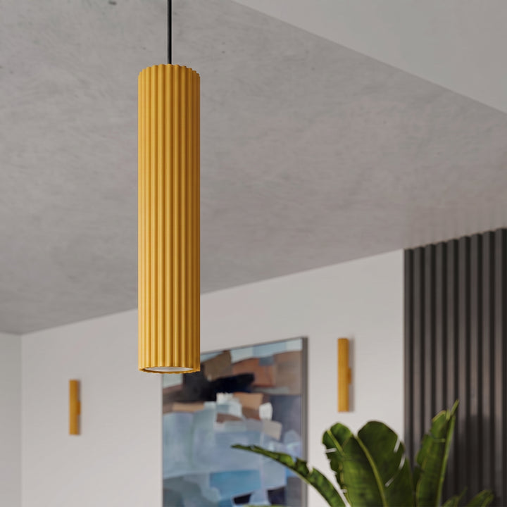 Luminaire Plafonnier jaune allumée, vue rapprochée